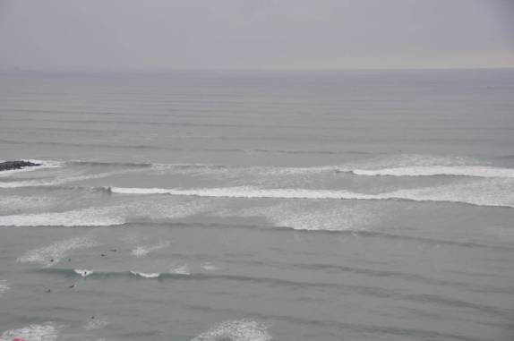 Surfistas enfrentam o mar gelado e o dia nublado em Lima - Peru
